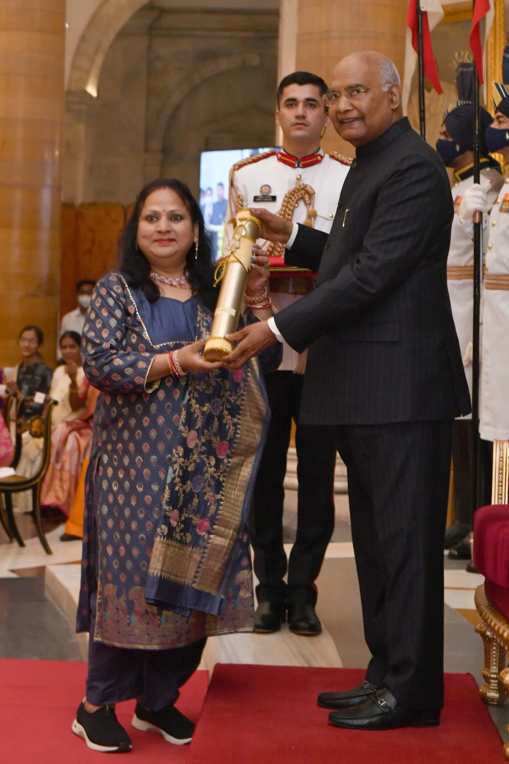 image show Anit Gupta recieving Nari Sakti Award by honorable presidient ran nath govind